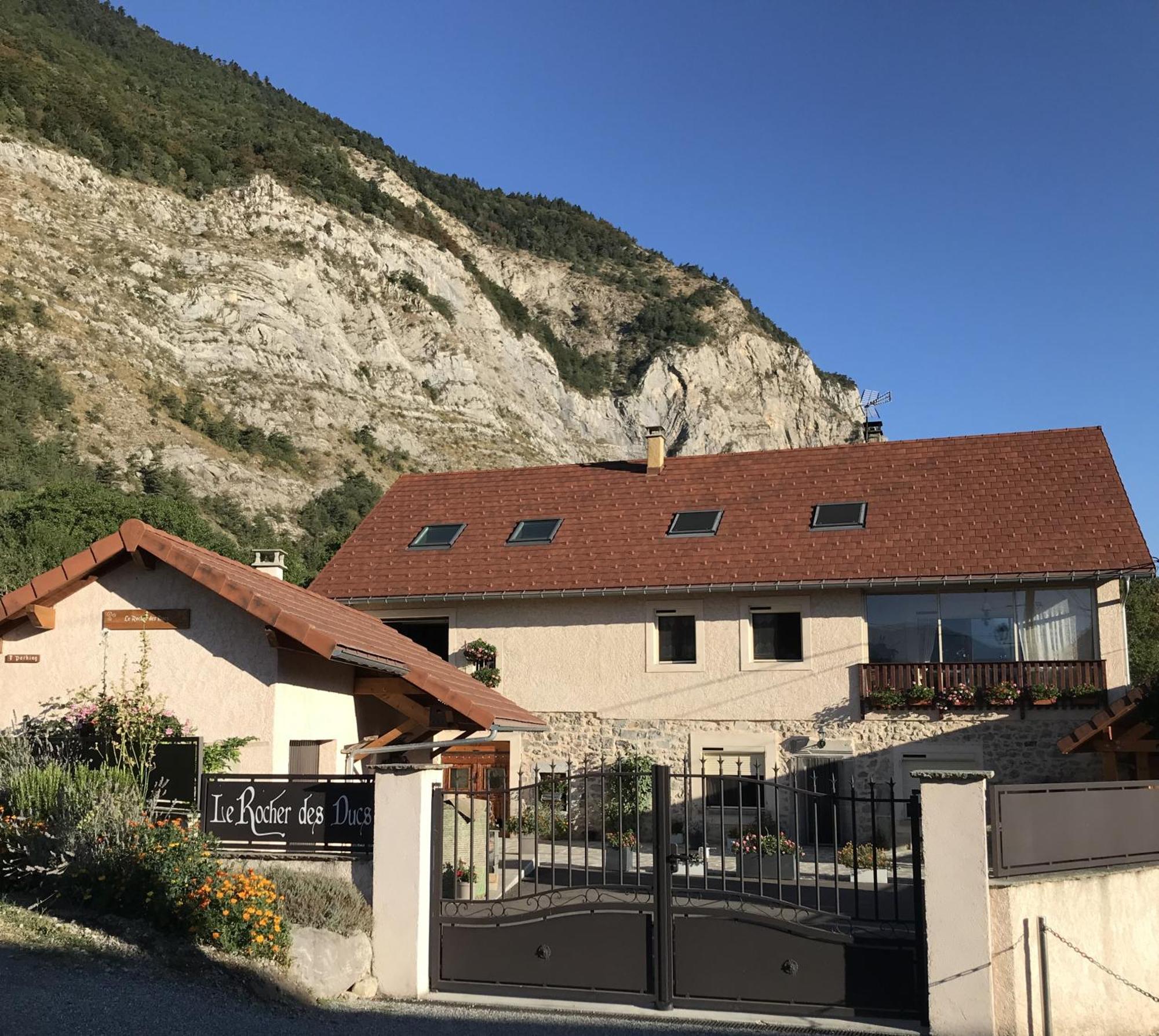 Le Rocher Des Ducs, Vue Sur Montagne, Abris Voitures Et Motos Le Glaizil Eksteriør bilde