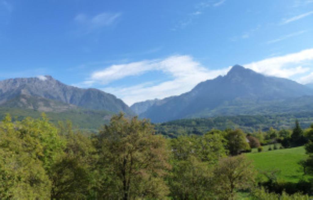 Le Rocher Des Ducs, Vue Sur Montagne, Abris Voitures Et Motos Le Glaizil Rom bilde